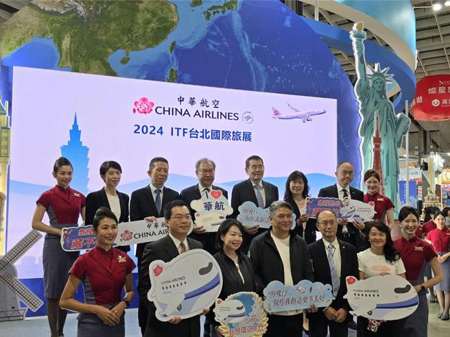 華航董事長謝世謙領軍坐鎮2024ITF台北國際旅展，主打台灣出發全航線75折起搶市。圖／邱莉玲
