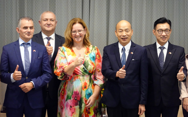 立法院长韩国瑜（右二）1日接见「荷兰眾议院外贸暨发展委员会访问团」德菲仕（Aukje de Vries）主席（左三）等一行人。（姚志平摄）