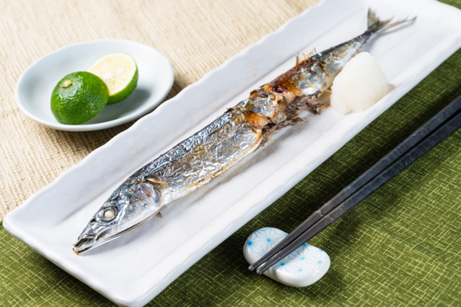 秋刀魚富含Omega-3脂肪酸，能調節自律神經，減少焦慮與憂鬱情緒，亦對心血管健康有益處。（示意圖：shutterstock／達志）