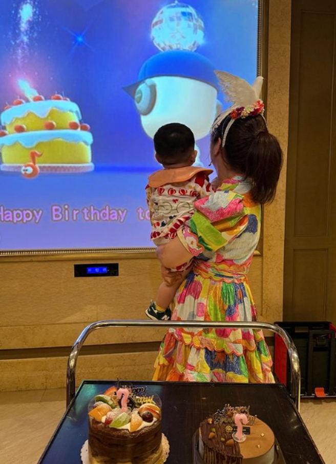 Selina生日与家人同欢，分享儿子唱歌初体验。（图／翻摄自 IG @lorenejen）
