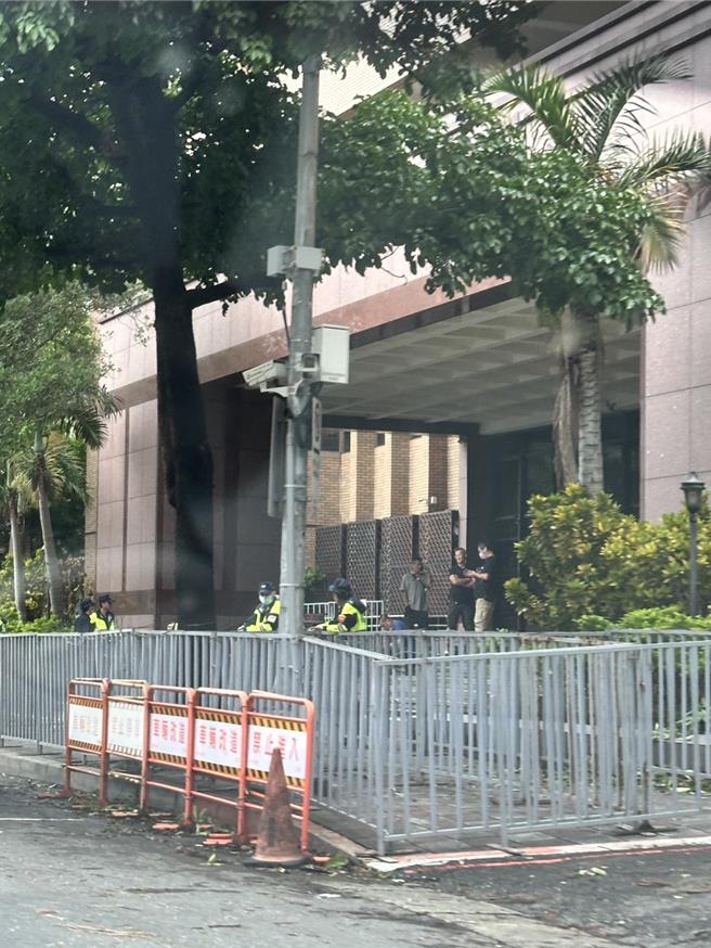 大约数十名小草自发性北检前方声援，并高举「押人取供」、「赖政府极权，天怒人怨」、「没证据就放人」、等牌子抗议，还有1人穿着恐龙装，藉以吸引眾人目光。（图民眾提供）