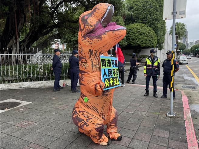 大约数十名小草自发性北检前方声援，并高举「押人取供」、「赖政府极权，天怒人怨」、「没证据就放人」、等牌子抗议，还有1人穿着恐龙装，藉以吸引眾人目光。（图民眾提供）