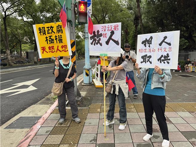 大约数十名小草自发性北检前方声援，并高举「押人取供」、「赖政府极权，天怒人怨」、「没证据就放人」、等牌子抗议，还有1人穿着恐龙装，藉以吸引眾人目光。（图民眾提供）