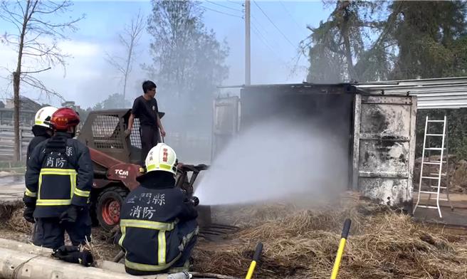 金門金湖地區一處養牛畜牧場，今日中午疑似有工人在進行貨櫃焊接工程時，不慎掉落火苗而引發火災。(圖／民眾提供)