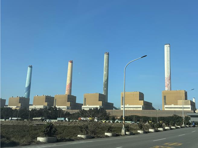 台中火力發電廠第二期新建燃氣機組計畫日前通過環評審查，擬增加4部燃氣機組，中火所在的台中市龍井區麗水里里長陳耀墩表示，地方支持增氣減煤，但認為台電和中油規畫設置的儲氣槽太多，籲經濟部整合。（潘虹恩攝）