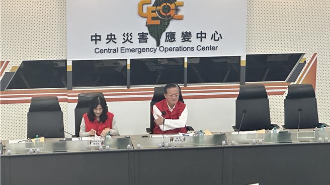 萧焕章指示，中央灾害应变中心持续二级开设，考量部分地方应变中心持续运作，及配合明日各级长官勘灾视导需要，要求内政部、国防部、经济部、交通部等有关单位持续留守应变中心办理后续处置作业。（贺培晏摄）