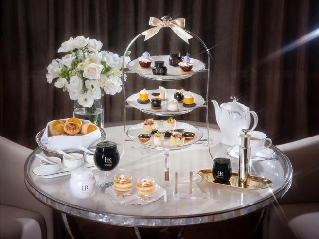 台北文华东方酒店今年秋冬携手法国顶级奢华保养品牌「赫莲娜」，于即日起至12月31日在备受名媛贵妇喜爱的「青隅」推出期间限定「顶级奢华」联名下午茶飨宴。图／台北文华东方酒店提供