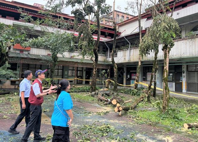 新北市教育局长张明文至龟山国小关心校园灾损情况。（新北市教育局提供）