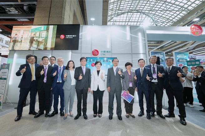 行政院副院長鄭麗君（右六）、金管會主委彭金隆（左六）、銀行局局長莊琇媛（右四）親臨2024台北國際金融科技展指導，中信銀行董事長陳佳文（右五）、總經理楊銘祥（右三）、個人金融執行長楊淑惠（左五），以及中信金控證券事業長張浴澤（左一）、資訊最高主管賈景光（右二）共同出席與會。／中信金控提供