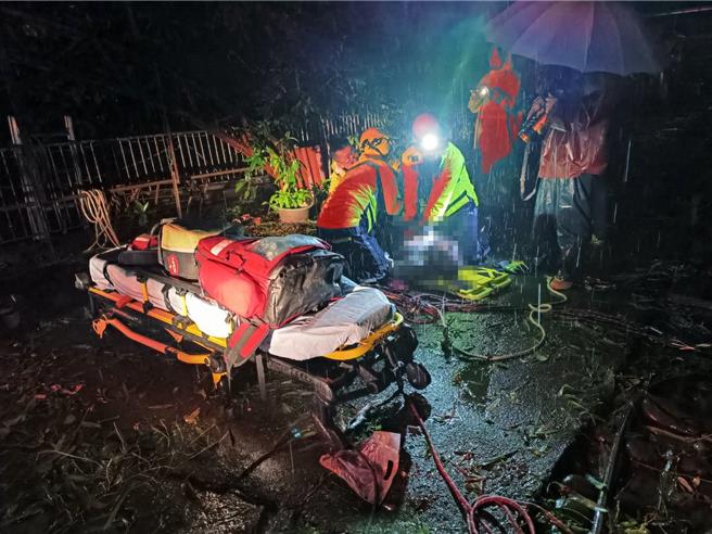 消防人员紧急抢救。（翻摄照片／洪靖宜高雄传真）