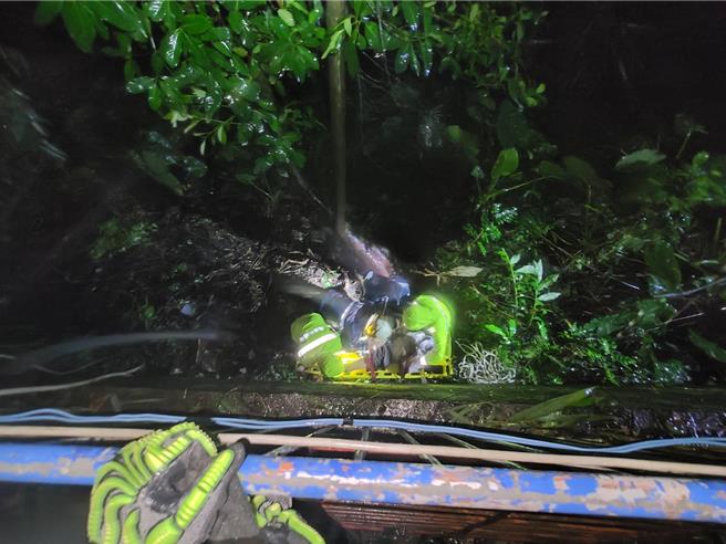  消防人员紧急抢救。（翻摄照片／洪靖宜高雄传真）