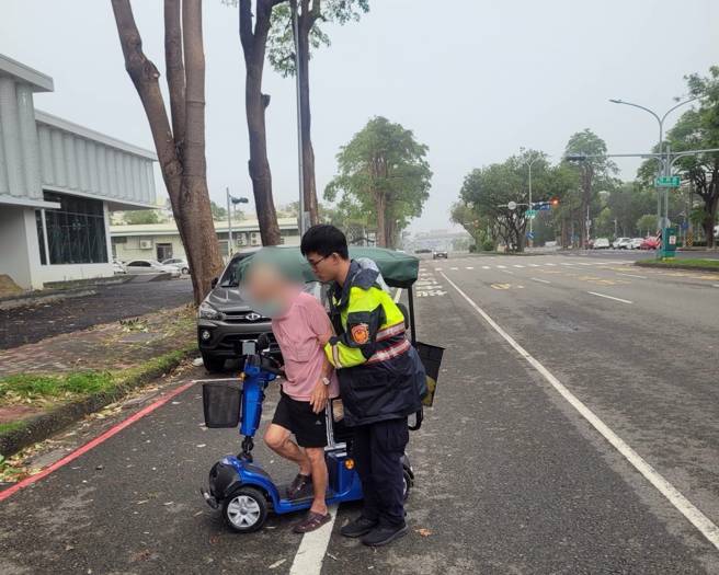 老榮民自行外出後迷路，警立刻將老翁送回榮家，結束一場驚魂。(戴志揚翻攝)
