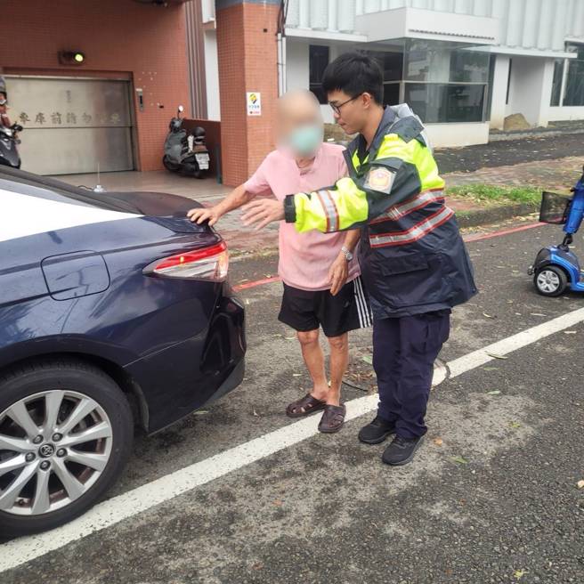 老榮民自行外出後迷路，警立刻將老翁送回榮家，結束一場驚魂。(戴志揚翻攝)