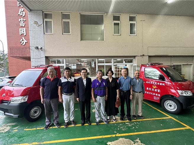 回饋家鄉，桃園市富岡地區在地人蔡勝達，捐2輛幫浦消防車、救災救護及宣導器材予桃園市消防局第二大隊富岡分隊、埔心分隊。（消防局提供／廖姮玥桃園傳真）