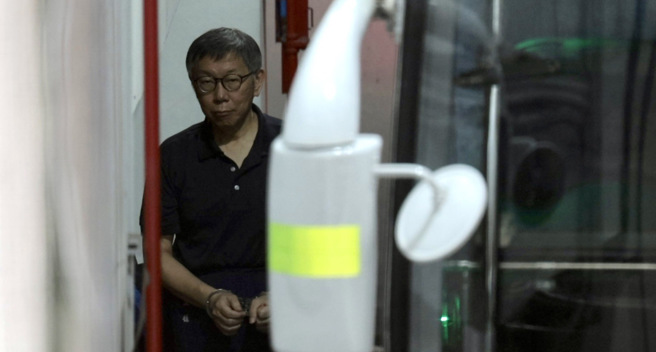 台北地检署侦办京华城案，认定前台北市长柯文哲涉犯贪污收贿、图利等罪，有勾串之虞，向法院声请延长羁押，并召开延押庭，1日提讯在押的柯文哲（见图）到庭。（郭吉铨摄）