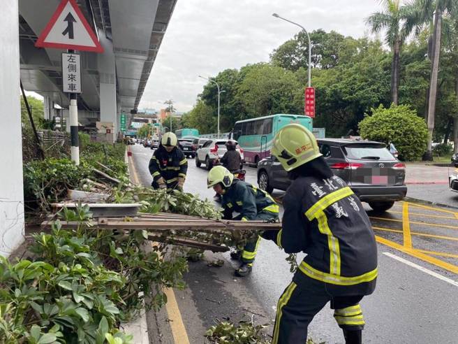 消防局已調派警義消近2,300人次執行災害搶救及復原任務，優先清除各類影響市民安全的障礙物，以避免傷害發生。（圖消防局提供／簡銘住翻攝）