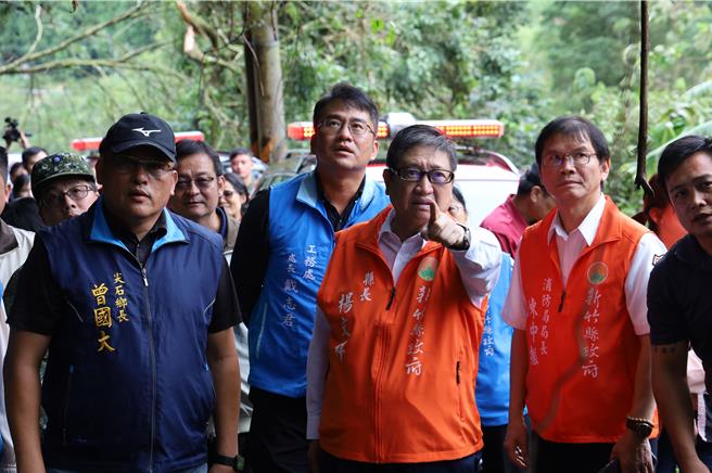 颱风过境，新竹县长杨文科（中）1日到尖石乡勘查抢修情形，得知司马库斯联络道坍方，指示尽速抢修，必要时空投物资。（新竹县府提供／邱立雅竹县传真）