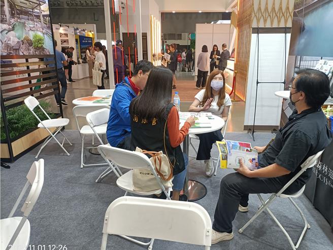 新北市消保官1日旅展開展當天全面抽查新北共18家旅宿業者設攤販售的住宿券，抽查結果無不法票券。（法制局提供）