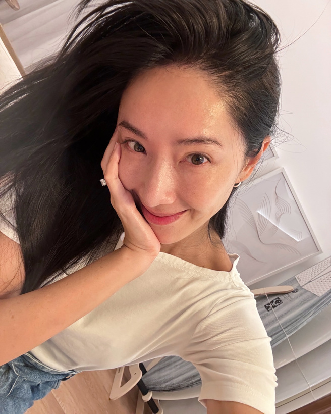 隋棠深夜素顏惊现油头。（图／IG@suitangtang）