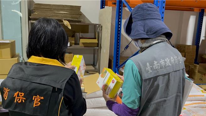 南市卫生局积极7家食品原料商贩售含苏丹红批次咖哩粉产品，并命业者下架回收、追踪流向。(卫生局提供／曹婷婷台南传真)