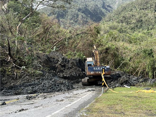 台東縣長濱鄉台30線29K＋500 (玉長公路東洞口)，因颱風豪雨山體坍滑造成道路阻斷，實施道路封閉。（公路局提供／蔡明亘台北傳真）