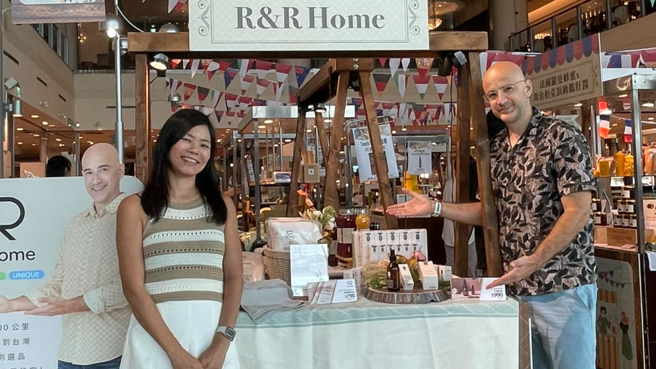 吴凤与老婆积极创业。（图／吴凤 Rifat 脸书）