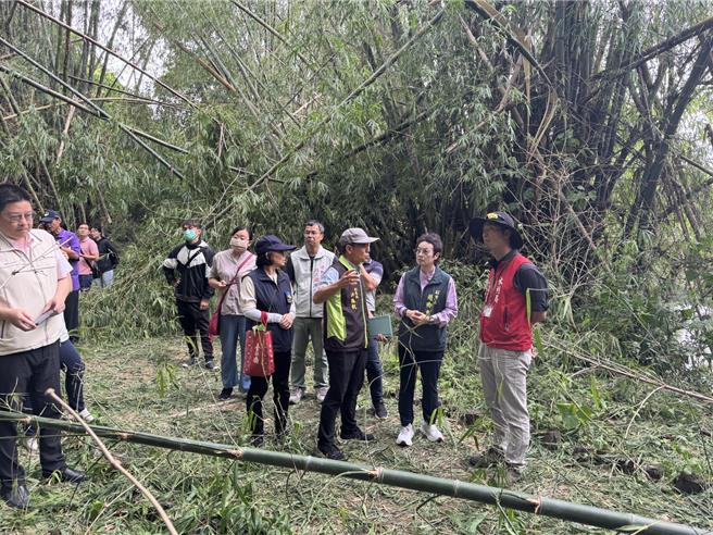 台南市副市长赵卿惠（右二）率员勘查竹溪哈赫拿尔森林公园受颱风影响情况。（市府提供／宝智华台南传真）