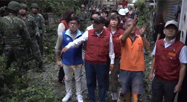 侯友宜視察新店區復原工作，指示市府各局處全力總動員，盼以最快速度恢復市容。（新北新聞局提供）