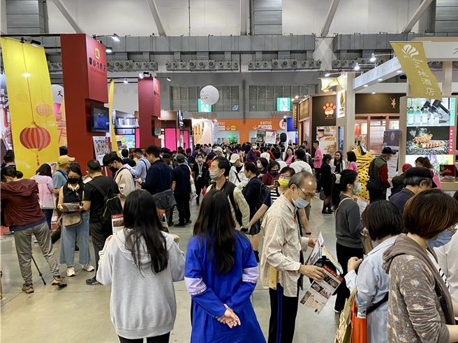 ITF台北国际旅展开展首日，逾5.8万人进场，买气热络。（蔡明亘摄）