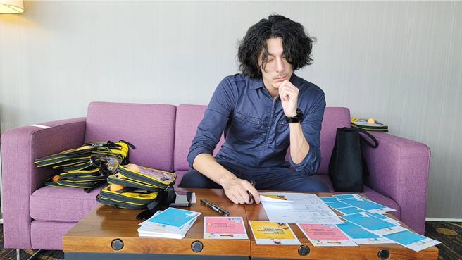 郭晋东 (郭鑫)亲签祝福的小卡片，鼓励小朋友。（图／崴宇国际提供）