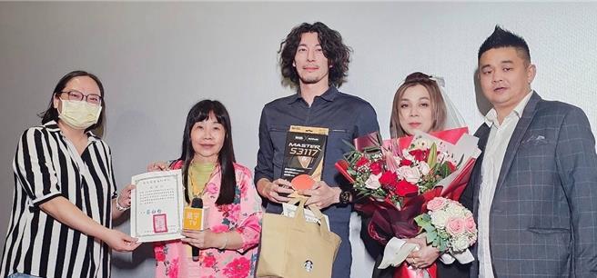 台北儿童福利中心萧慧宜组长（左）致赠感谢状，给启凯工程、郭晋东、崴宇国际。（图／崴宇国际提供）