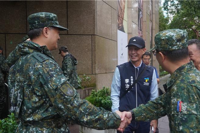 台北市兵役局长李治安、国防部宪兵指挥部指挥官郑祯祥，及台北市后备指挥部指挥官顏宏达在不影响部队救灾工作前提下，前往现场视察支援灾后復原的部队，实地了解任务执行概况。（北市兵役局提供／丁上程台北传真）