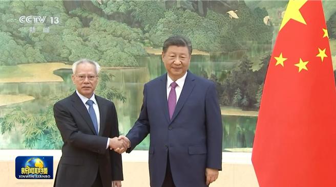 大陆国家主席习近平（右）11月1日下午在人民大会堂会见了新当选并获中央政府任命的澳门特别行政区第六任行政长官岑浩辉（左）。（央视新闻）