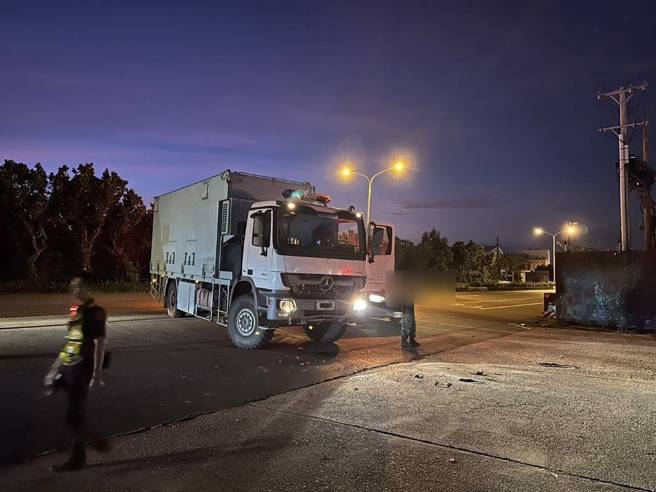 屏东三军联训基地海军仁寿营区前重大车祸，海锋大队军卡擦撞机车酿1死1伤。(图／翻摄画面)