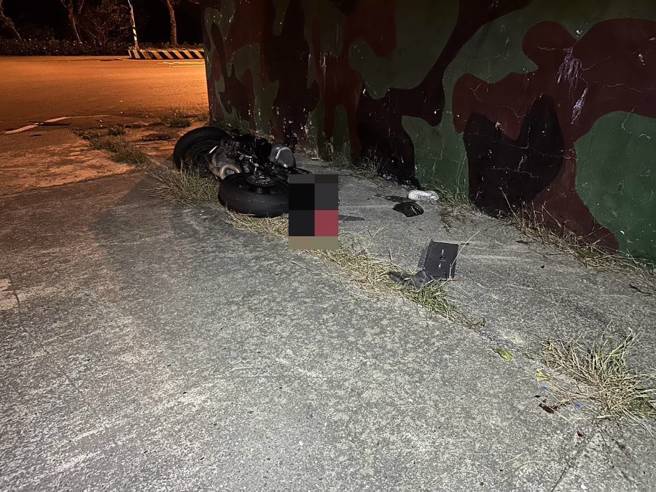 屏东三军联训基地海军仁寿营区前重大车祸，海锋大队军卡擦撞机车酿1死1伤。(图／翻摄画面)