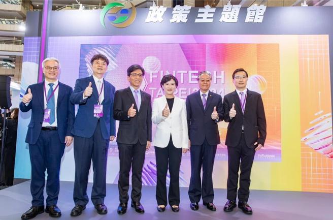 行政院副院长郑丽君（右三）与创投公会理事长邱德成（右一）、台湾金融研训院董事长雷仲达（右二），金管会主委彭金隆（左三），台湾金融服务业联合总会代理理事长陈慧游（左二），和台湾金融研训院董事高一诚（左一），参访2024台北金融科技展的政策主题馆。图／金研院提供。