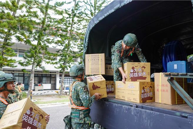陆军司令部1日指出，各地救灾兵力是依地方政府申请实需派遣，本日第二、三、四作战区均有不同人数兵力，投入灾后復原任务。（国防部提供）
