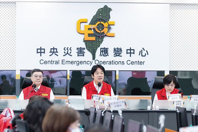 总统赖清德31日偕同卓揆，视察坐镇中央灾害应变中心，了解各地颱风整备情况。图／总统府提供