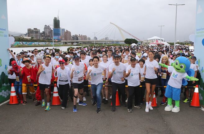 富邦金控、渣打銀行、台新金控三家金融業者長期贊助路跑賽事，引領國人運動風氣。圖／本報資料照片