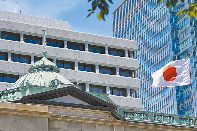 日本政治動盪可能會推遲政策決定，但無論下次升息何時到來，日銀升息幅度將超過市場預期。圖／美聯社