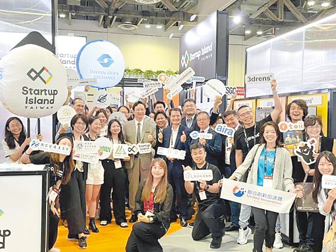 驻新加坡代表处童振源大使及证交所上市二部副理陈长惠，与新创团队于SWITCH展会合影。图／证交所提供