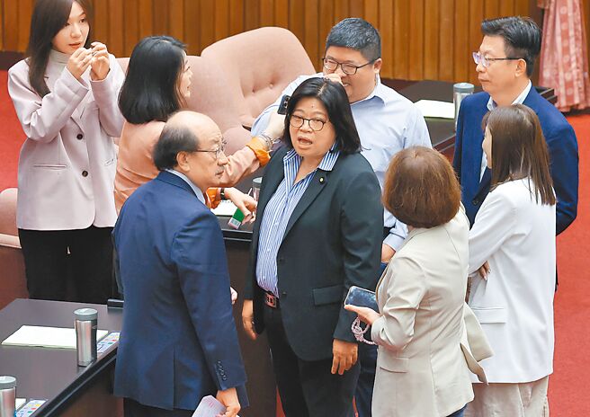 图为民进党团总召柯建铭（中左）日前与党籍立委在议场内交换意见。（本报资料照片）