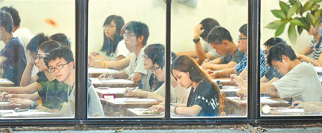 大考中心昨公布114学年高中英语听力测验第一次考试成绩，9万3403名到考生中，得A级比率略增。（本报资料照片）