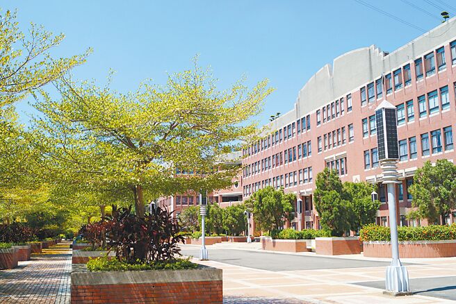 大叶大学太阳广场的太阳能路灯，利用光能发电。（大叶大学提供／叶静美彰化传真）