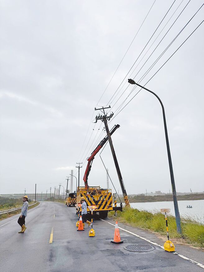 不敵康芮颱風強風吹襲，安南區有電線桿劣化傾斜，台電派員緊急搶修。（台電台南區處提供／曹婷婷台南傳真）