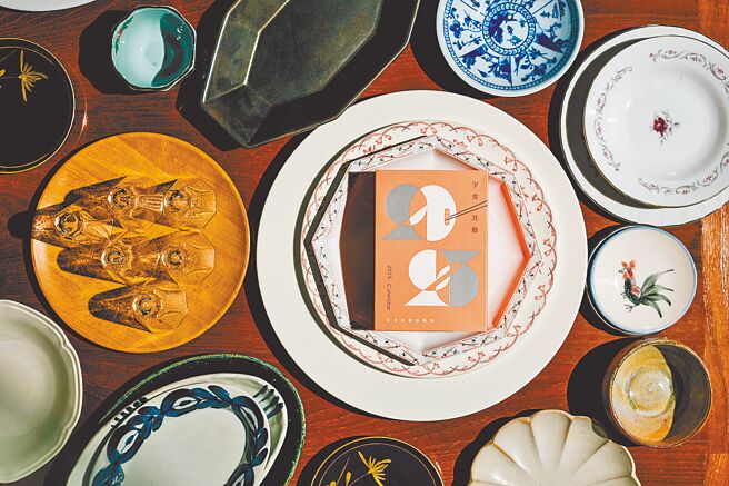 《2025字食其历》精心编辑摘选以节气为主旨的现代诗，以及饮食文学的片段等。（有鹿文化提供）