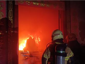 新營妙法禪寺暗夜惡火 10多人順利逃！疑蠟燭引燃佛像釀災