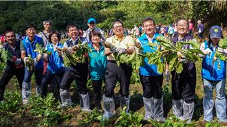 關西上林社區蘿蔔美食節超熱鬧 楊文科也來拔蘿蔔