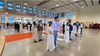 邱臣遠證婚引劉德華歌詞！聯合婚禮20對新人攜手未來