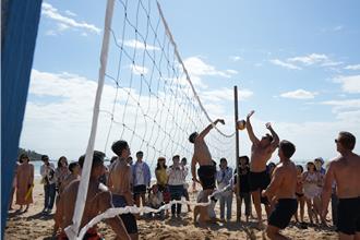 澳洲消防猛男打沙灘排球敗給地主隊 民眾笑「澳洲人會做人」